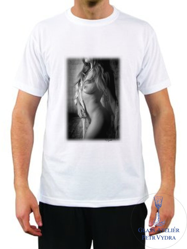 Tričko s krátkým rukávem Unisex- potisk autorských fotografií - fotograf Petr Vydra - motiv Akt v halence Tričko s krátkým rukávem Unisex- potisk autorských fotografií - fotograf Petr Vydra - motiv Akt v halence