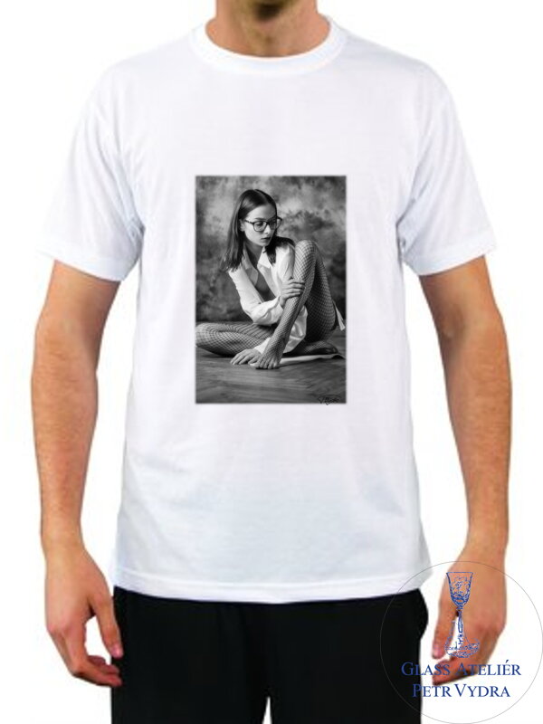 Tričko s krátkým rukávem Unisex- potisk autorských fotografií - fotograf Petr Vydra - motiv Dívka v brýlých Tričko s krátkým rukávem Unisex- potisk autorských fotografií - fotograf Petr Vydra - motiv Dívka v brýlých