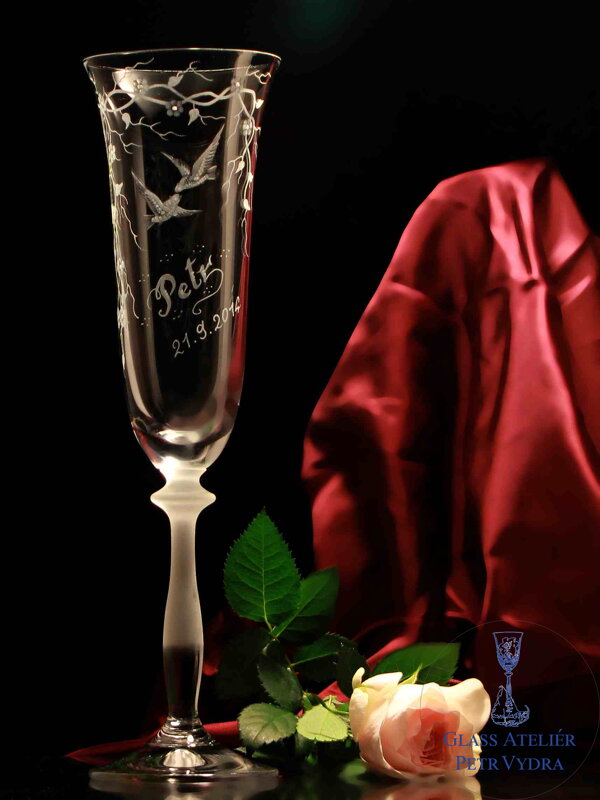 2x Hochzeitsglas Angela 190 ml mit Taubenmotiv in einer Geschenkbox mit Platz für eine Flasche Champagner