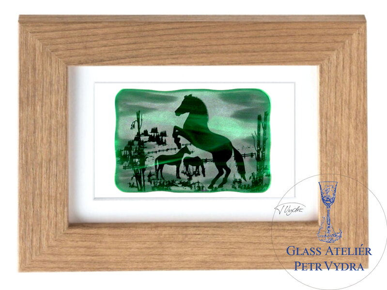 Koně - zelené vitrážové sklo v hnědém rámu 13 x 18 cm ( pasparta 10 x 15 cm ) Koně - zelené vitrážové sklo v hnědém rámu 13 x 18 cm ( pasparta 10 x 15 cm )