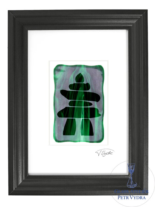Inuksuk - zelené vitrážové sklo v černém rámu 21 x 30 cm ( pasparta 13 x 18 cm ) Inuksuk - zelené vitrážové sklo v černém rámu 21 x 30 cm ( pasparta 13 x 18 cm )