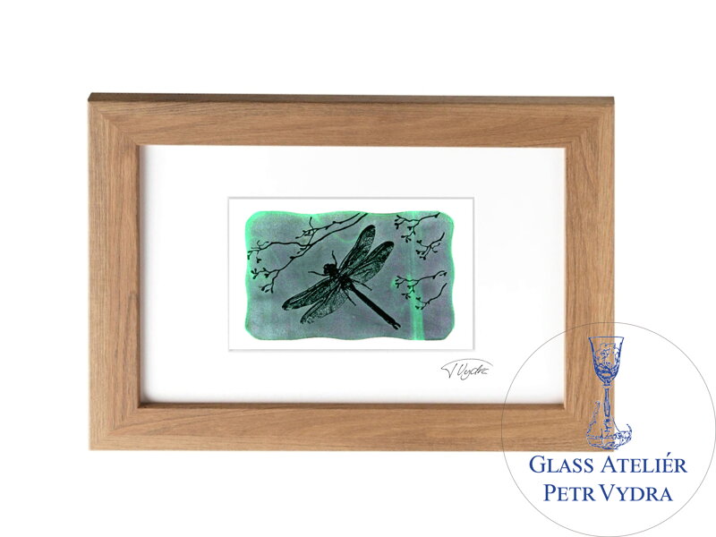 Vážka - zelené vitrážové sklo v hnedom ráme 21 x 30 cm ( pasparta 13 x 18 cm ) Vážka - zelené vitrážové sklo v hnedom ráme 21 x 30 cm ( pasparta 13 x 18 cm )