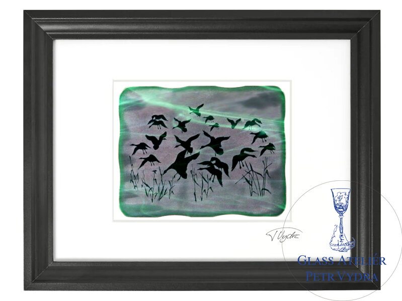 Husi - zelené vitrážové sklo v čiernom ráme 30 x 40 cm ( pasparta 21 x 30 cm ) Husi - zelené vitrážové sklo v čiernom ráme 30 x 40 cm ( pasparta 21 x 30 cm )