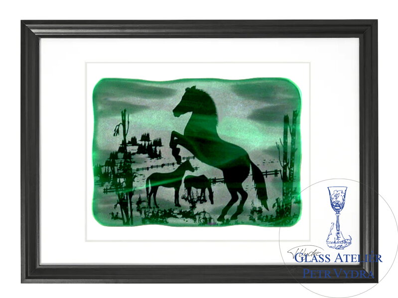 Koně- zelené vitrážové sklo v černém rámu 50 x 70 cm ( pasparta 40 x 50 cm ) Koně- zelené vitrážové sklo v černém rámu 50 x 70 cm ( pasparta 40 x 50 cm )