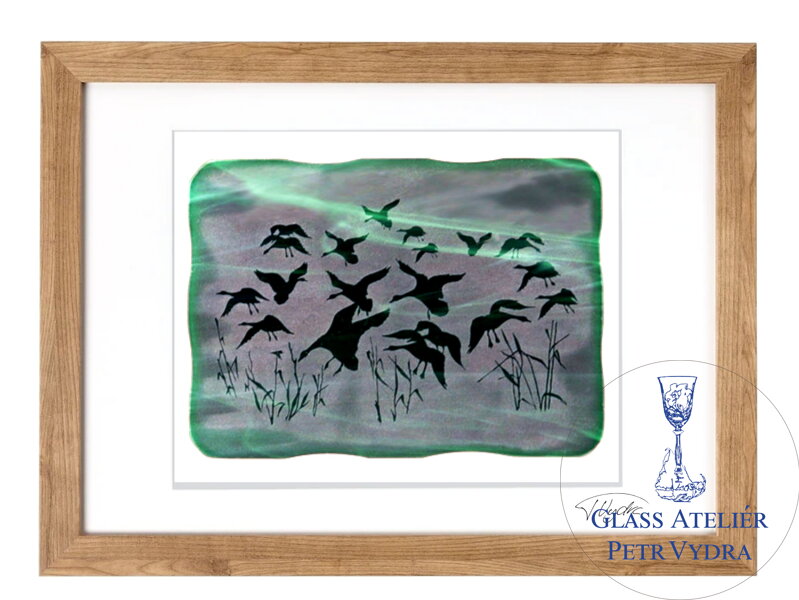 Husy - zelené vitrážové sklo v hnědém rámu 50 x 70 cm ( pasparta 40 x 50 cm ) Husy - zelené vitrážové sklo v hnědém rámu 50 x 70 cm ( pasparta 40 x 50 cm )