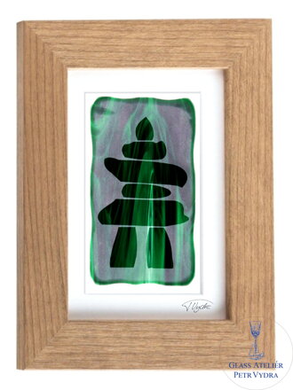 Inuksuk - zelené vitrážové sklo v hnědém rámu 13 x 18 cm ( pasparta 10 x 15 cm )