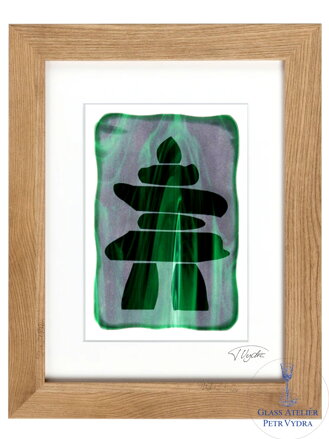 Inuksuk - zelené vitrážové sklo v hnědém rámu 30 x 40 cm ( pasparta 21 x 30 cm )