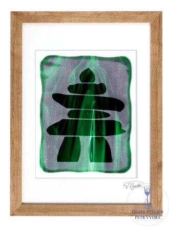 Inuksuk- zelené vitrážové sklo v hnědém rámu 50 x 70 cm ( pasparta 40 x 50 cm )