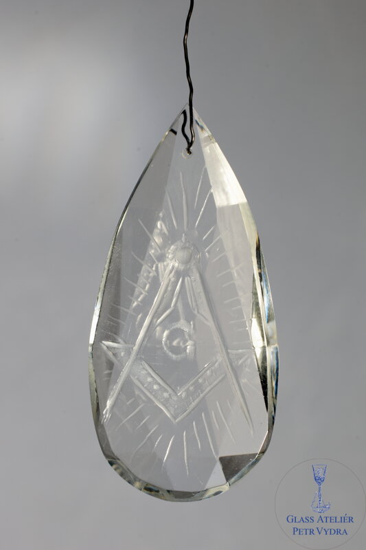 Lapač slunce z broušeného skla Swarovski s rytinou Spojené kružidlo a úhelnice, symbol Svobodných zednářů, 65 x 30 mm Lapač slunce z broušeného skla Swarovski s rytinou Spojené kružidlo a úhelnice, symbol Svobodných zednářů, 65 x 30 mm