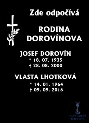 V12. Černá náhrobní skleněná deska s křížem a nápisem &quot;Zde odpočívá&quot;, křížem a jmény - 40 x 55 cm