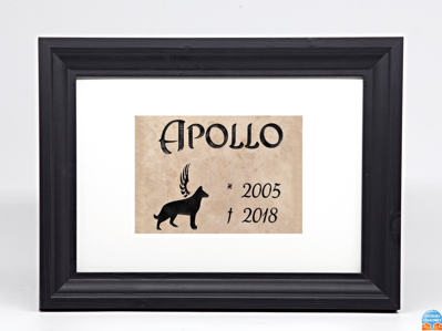 Pietní zvířecí pomníček - glazurovaná dlaždice v rámu- silueta psa černá a nápis černý ( domácí mazlíček ) 21 x 30 cm ( pasparta 13 x 18 cm )