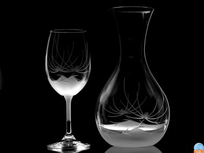 Set: 4x sklenice na víno Thun (250/350 ml) a 1x karafa - motiv Bodlák (monogram na karafu zdarma)