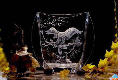 Vase mit einem Motiv eines Adlers und das Eichhörnchen