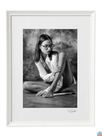 Umelecká čiernobiela fotografia - Dievča v okuliaroch (biely rám)