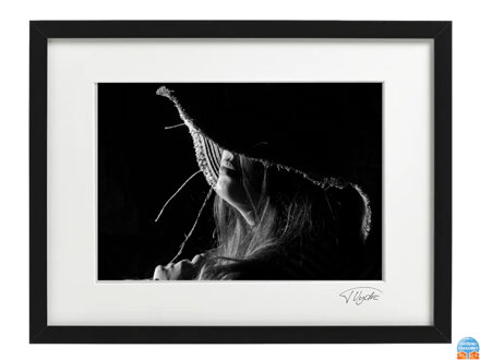 Umělecká černobílá fotografie - Dívka v klobouku (černý rám)