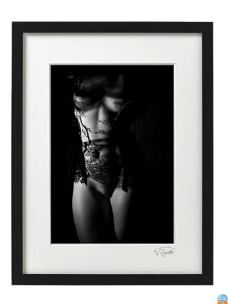 Umělecká fotografie Akty - Krajka na těle (černý rám)