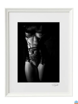 Umělecká fotografie Akty - Krajka na těle (bílý rám)