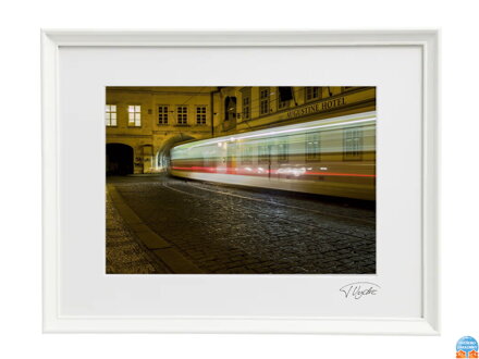 Umělecká fotografie - Noční tramvaj (bílý rám)