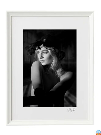 Umělecká černobílá fotografie - Pohled (bílý rám)