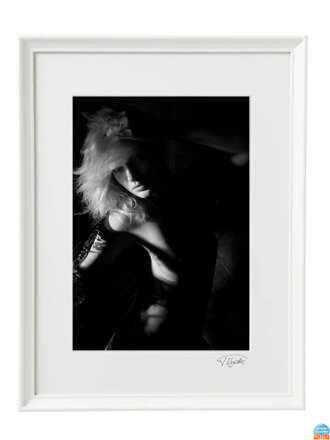 Umělecká černobílá fotografie - Pohyb (bílý rám)