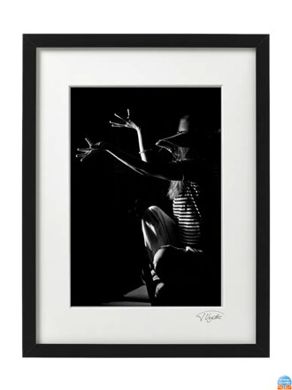 Umelecká čiernobiela fotografia - Tanec (čierny rám)