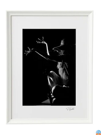 Umelecká čiernobiela fotografia - Tanec (biely rám)