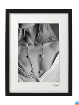 Umělecká fotografie Akty - Žena s korály (černý rám)