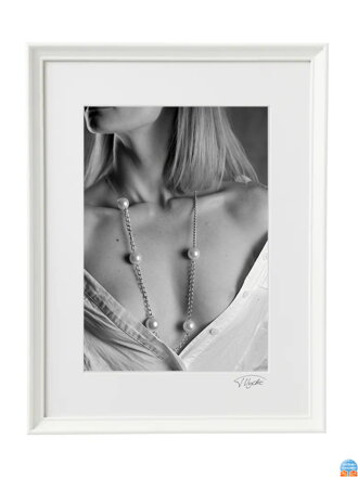 Umělecká fotografie Akty - Žena s korály (bílý rám)
