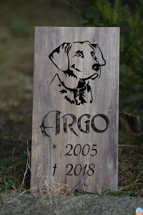 Zvířecí pomníček na zahradu - dlaždice s imitací dřeva, výška 61 x 30,5 cm, hlava psa bílá, nápis černý 