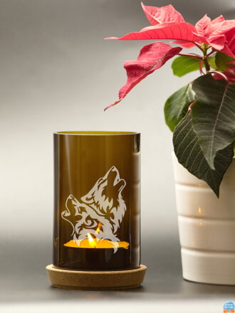 Motiv 2x vlk - Upcyklovanýsvícen z lahve na svíčku hnědý 13 cm - korkový podstavec a čajová svíčka, baleno v celofánovém sáčku