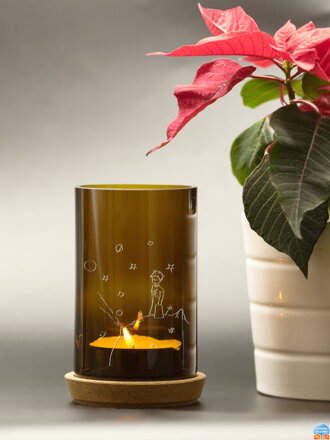 Motiv „Der kleine Prinz auf einem Planeten“ – Upcycling-Kerzenhalter aus einer braunen Kerzenflasche 13 cm – Korkfuß und Teelicht, verpackt in einer Zellophantüte