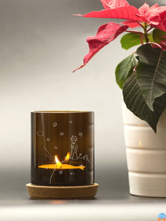 Motiv „Der kleine Prinz auf einem Planeten“ – Upcycling-Kerzenhalter aus einer braunen Kerzenflasche 10 cm – Korkfuß und Teelicht, verpackt in einer Zellophantüte