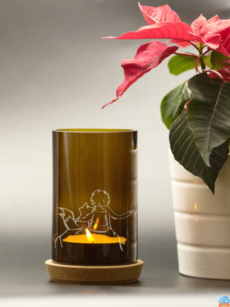 Motiv Malý princ a liška - Upcyklovaný svícen z lahve na svíčku hnědý 13 cm, - korkový podstavec a čajová svíčka, baleno v celofánovém sáčku