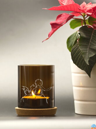 Motiv Malý princ a liška - Upcyklovaný svícen z lahve na svíčku hnědý 10 cm - korkový podstavec a čajová svíčka, baleno v celofánovém sáčku