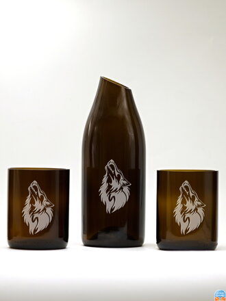 Motiv vlk Eko sklenice (z lahve od šampusu) 2x střední hnědá(10 cm, 8 cm) a karafa 22 cm. Baleno v dárkové krabičce