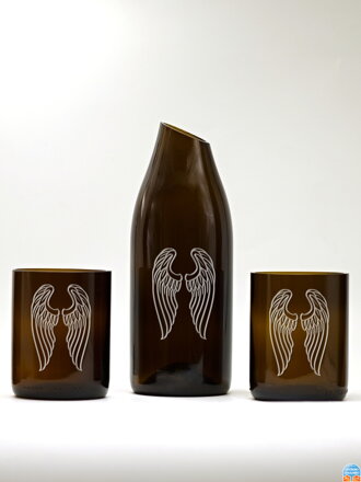 Motiv Křídla Eko sklenice (z lahve od šampusu) 2x střední hnědá(10 cm, 8 cm) a karafa 22 cm. Baleno v dárkové krabičce