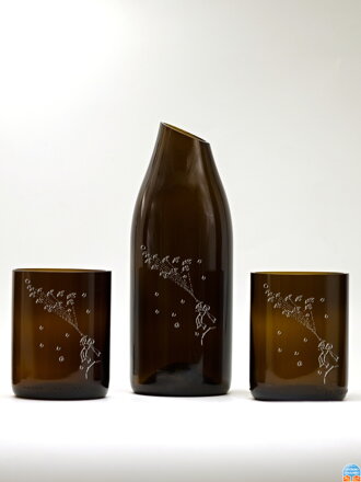 Motiv Malý princ Leť Eko sklenice (z lahve od šampusu) 2x střední hnědá(10 cm, 8 cm) a karafa 22 cm. Baleno v dárkové krabičce
