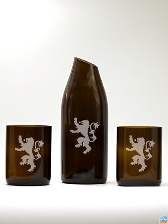 Motiv Český lev Eko sklenice (z lahve od šampusu) 2x střední hnědá(10 cm, 8 cm) a karafa 22 cm. Baleno v dárkové krabičce