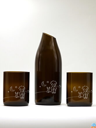 Motiv Malý princ měsíční Eko sklenice (z lahve od šampusu) 2x střední hnědá(10 cm, 8 cm) a karafa 22 cm. Baleno v dárkové krabičce