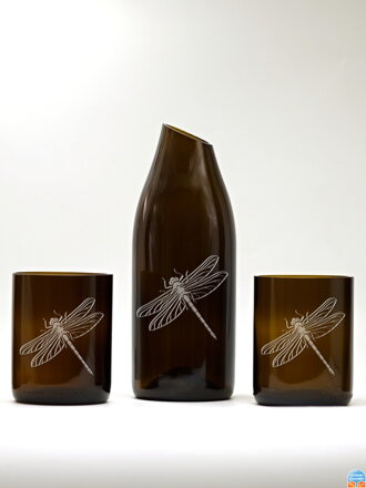 Motiv vážka Eko sklenice (z lahve od šampusu) 2x střední hnědá(10 cm, 8 cm) a karafa 22 cm. Baleno v dárkové krabičce