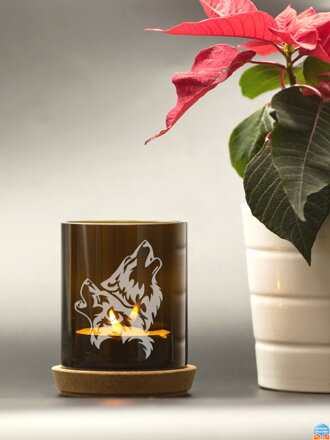 Motiv 2x vlk - Upcyklovaný svícen z lahve na svíčku hnědý 10 cm - korkový podstavec a čajová svíčka, baleno v celofánovém sáčku