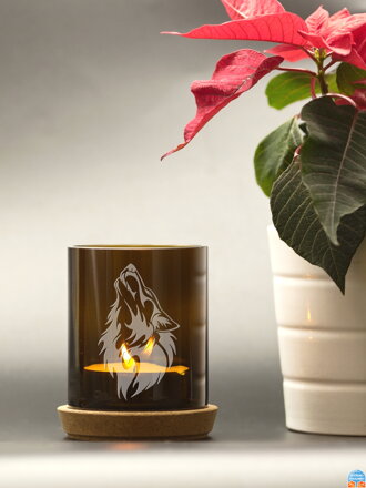 Motiv vlk - Upcyklovaný svícen z lahve na svíčku hnědý 10 cm - korkový podstavec a čajová svíčka, baleno v celofánovém sáčku