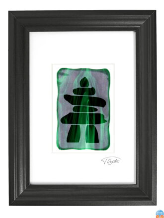Inuksuk - zelené vitrážové sklo v čiernom ráme 21 x 30 cm (pasparta 13 x 18 cm)
