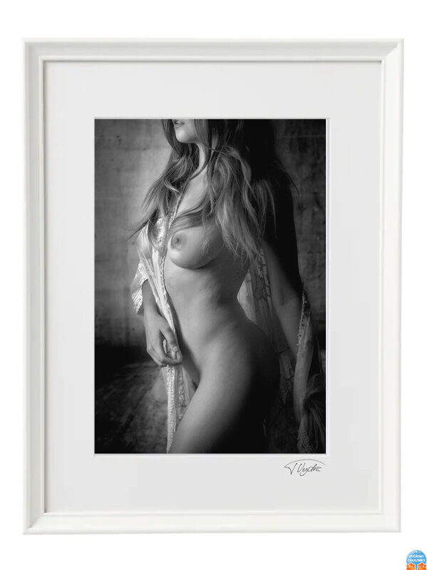 Umelecké fotografie Akty - Žena v blúzke (biely rám)