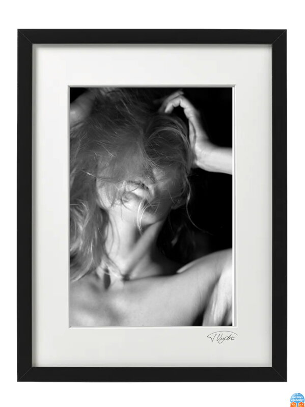 Künstlerisches Schwarz-Weiß-Foto - Chaos im Haar (schwarzer Rahmen)