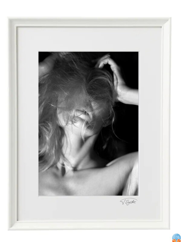 Künstlerisches Schwarz-Weiß-Foto - Chaos im Haar (weißer Rahmen)