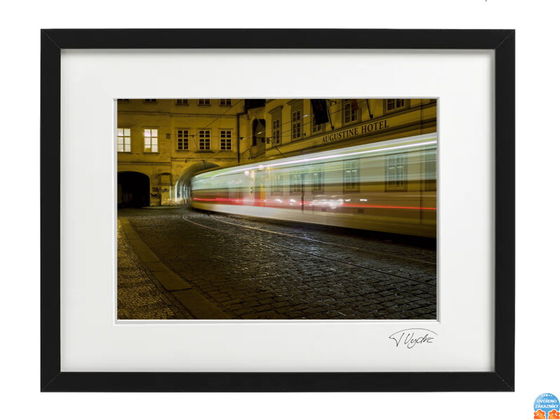 Umělecká fotografie - Noční tramvaj (černý rám)