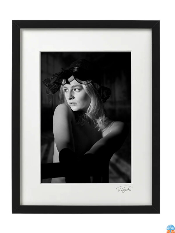 Umělecká černobílá fotografie - Pohled (černý rám)