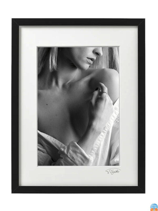 Umelecké fotografie Akty - Žena v blúzke (čierny rám)