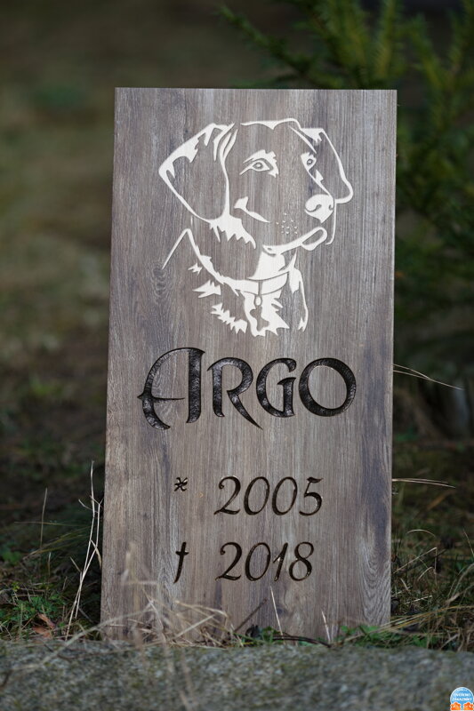 Zvířecí pomníček na zahradu - dlaždice s imitací dřeva, výška 61 x 30,5 cm, hllava psa bílá a nápis černý